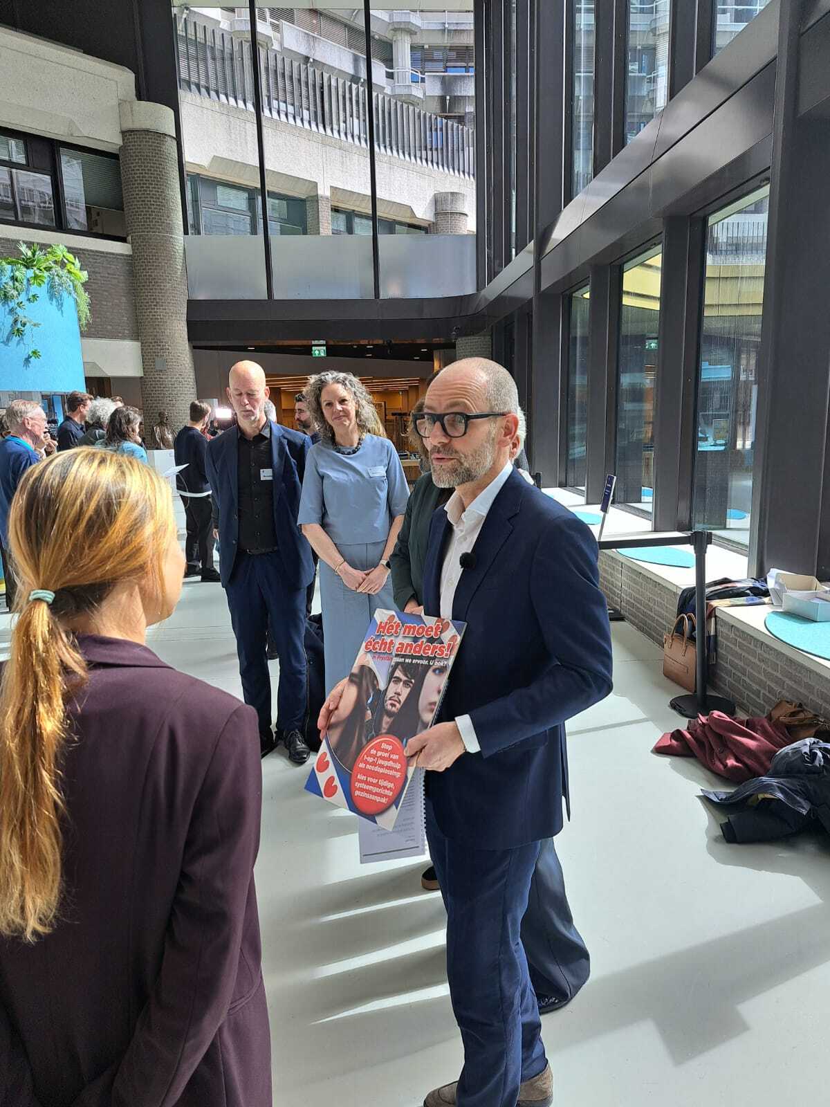 Foto Den Haag aanbieden paper 2 