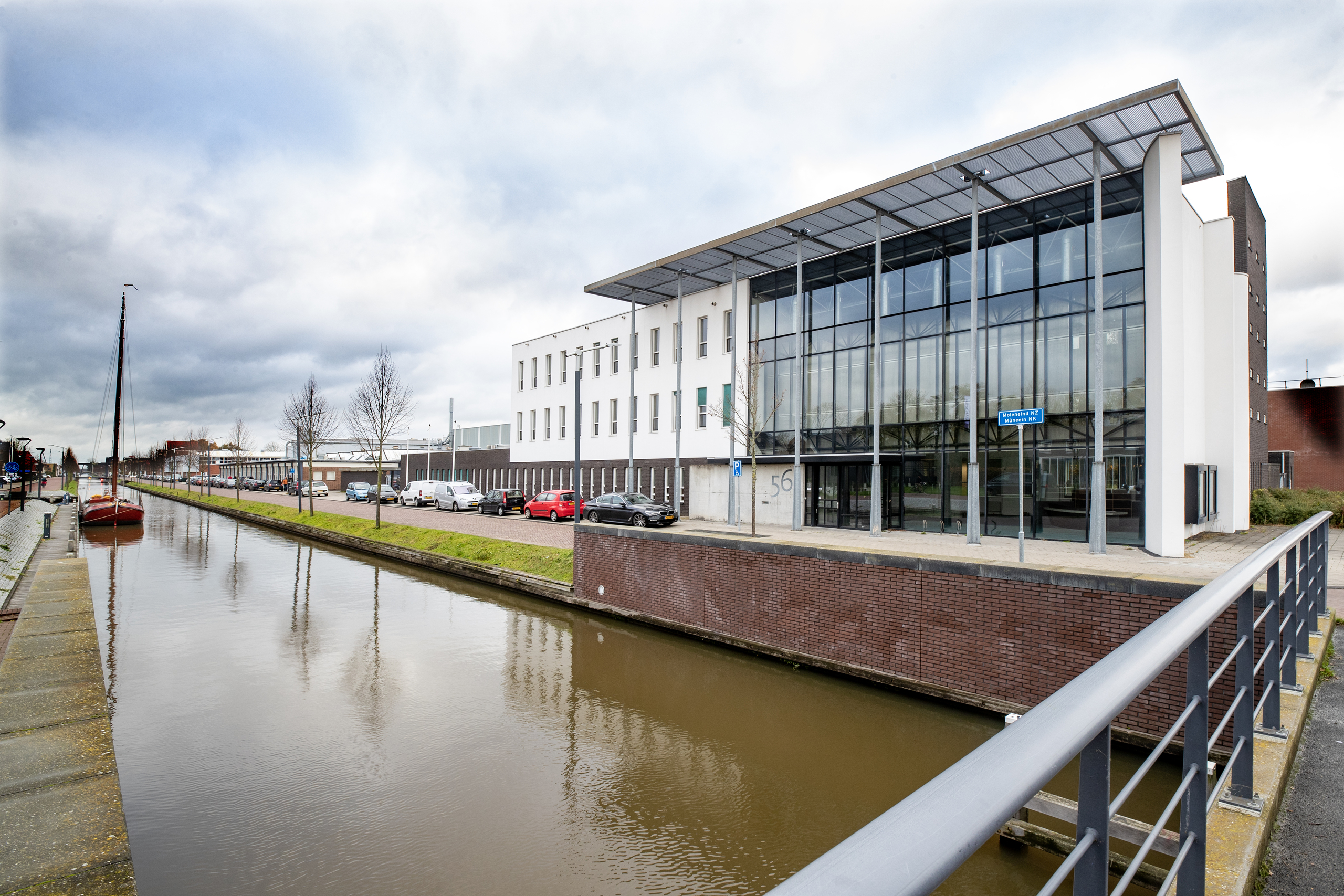 Nieuw gebouw met Drachstervaart